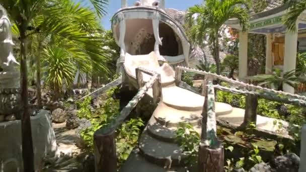 Palmiyeler Arasında Çocuk Parkında Oyun Parkındaki Fantastik Beyaz Hayvana Engel — Stok video