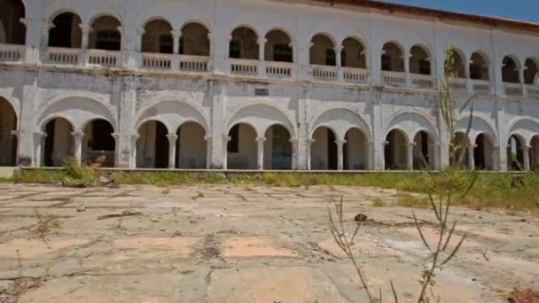 Vieux Bâtiment Gothique Blanc Restauré Deux Étages Avec Galerie Toit — Video