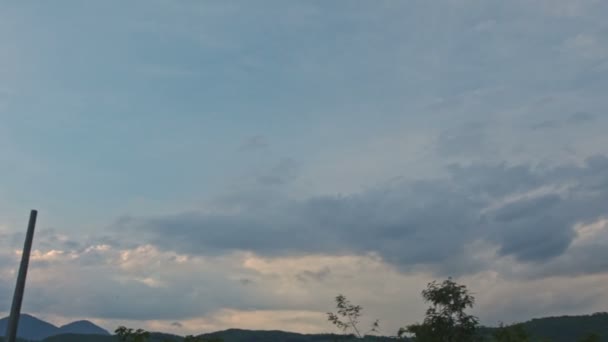 Panorama Zachmurzonego Nieba Nad Drzewami Wzgórza Wsi — Wideo stockowe