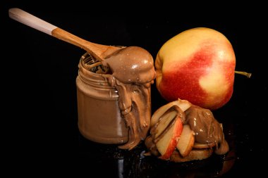 cam kavanoz, elma ve kraker içinde closeup çikolata fıstık ezmesi