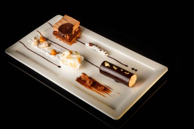 dikdörtgen plaka çikolata kremalı tatlı üst görünümü