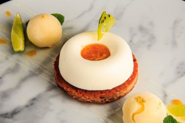 dondurma ve ıhlamur ile closeup beyaz mini mus kek