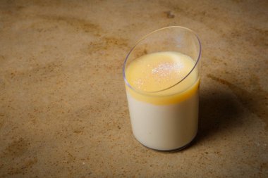 closeup lezzetli beyaz mus tatlı küçük plastik fincan