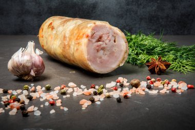 baharat, dereotu ve bütün sarımsak ile kıyma rulo yarısı