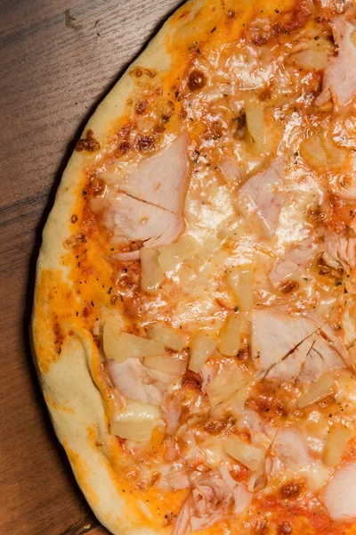 Makro von der ganzen Pizza mit Schinken und Ananas — Stockfoto