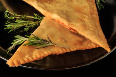 yeşil biberiye ile kafkas chebureki closeup iki kızarmış üçgen