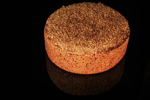 Cały Chleb pszenny żytni z nasion sezamu świeżo upieczony w domu — Zdjęcie stockowe