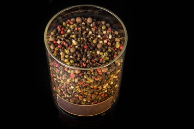 derin cam kavanoz Mix çeşitli karabiber üst görünümü