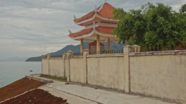 karşı koy ve gökyüzü Hills küçük Vietnamlı teknelerle masmavi deniz plaj kum sahil içinde döşeli yolu