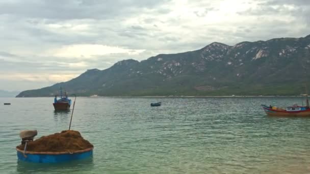 Praia de Areia Onda Surf Pequenos Barcos em Azure Sea Bay no Vietnã — Vídeo de Stock