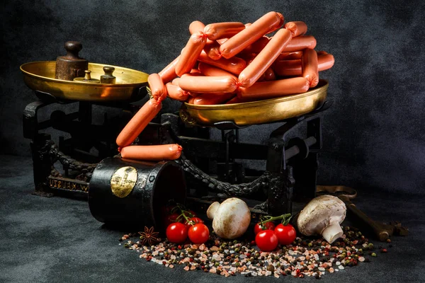 Куча тонких сосисок деликатесов на антикварных весах — стоковое фото
