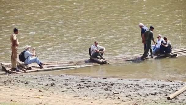 Turistas caucásicos Junta Balsa Stand Seat Guy Camina por Lake Bank — Vídeo de stock