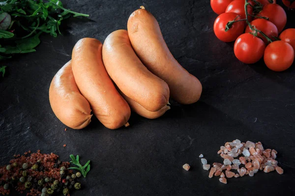 Крупная группа коротких сосисок с руколой и помидорами — стоковое фото