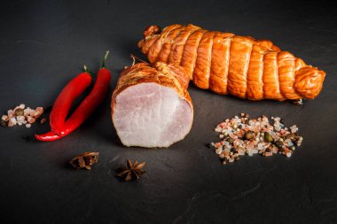 baharat ve iki biber ile füme pastırma parçaları üzerinde üst görünümü