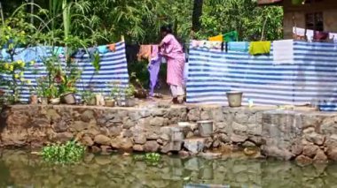 Bank Village Woman Launders tarafından River Close boyunca Hareket 