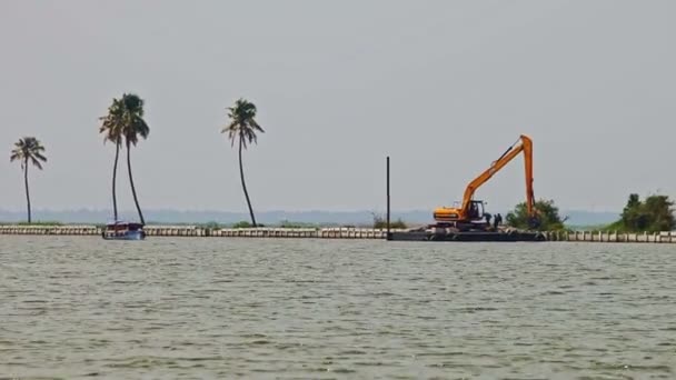 Utsikt över wide River med Palm bank avlägsen pump kran i tropikerna — Stockvideo