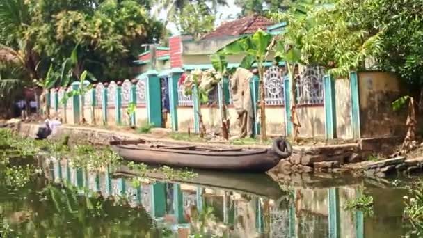 Movimiento a lo largo de la orilla del río con cerca de la casa Niza en los trópicos — Vídeo de stock