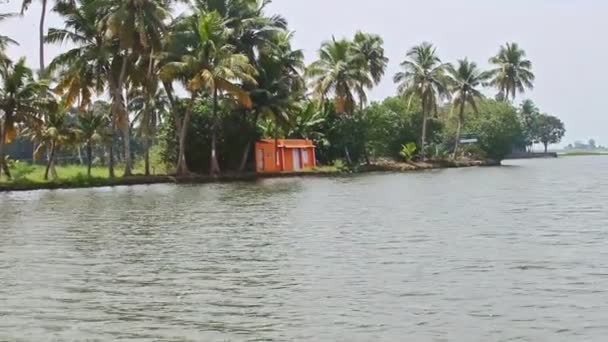 Verre toeristische boot vaart langs de brede rivier in de tropen — Stockvideo