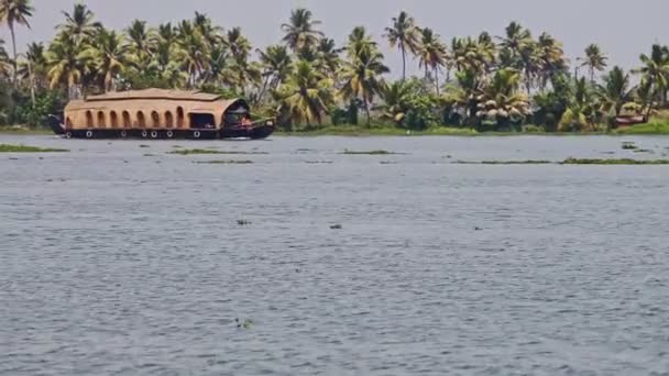Плавучий будинок вітрилами уздовж річки Palm Bank в тропіках — стокове відео