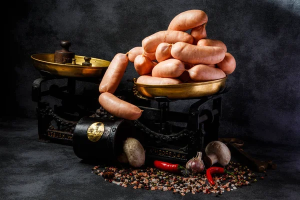 Большая куча толстых сосисок в спирали с чили и грибами — стоковое фото
