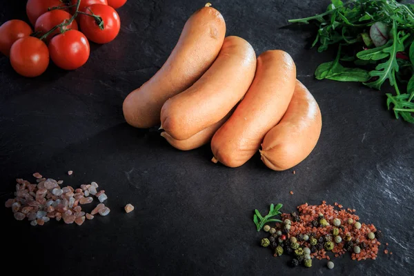 Група сирих коротких ковбас з руколами та помідорами — стокове фото