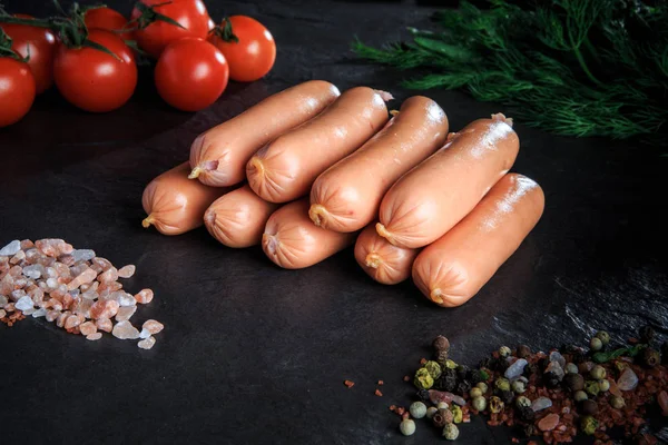Vista superior en grupo de embutidos con rúcula y tomates — Foto de Stock