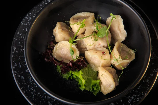 Puncak lihat pelmeni Rusia rebus closeup dengan daging dalam mangkuk — Stok Foto