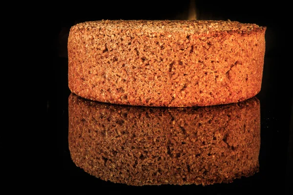 Целая буханка круглого ржаного хлеба с кунжутом, свежеиспеченного дома — стоковое фото