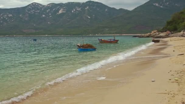 Zandstrand Wave Surf kleine boten in azure Sea Bay in Vietnam — Stockvideo