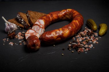 sarımsak, salatalık turşusu ve çavdar ekmeği ile füme sosis