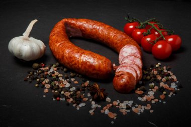 sarımsak ve domates kiraz ile closeup baharatlı kuru sosis