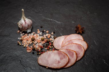 bütün sarımsak ile füme jambon sosis dilimlenmiş parçalar