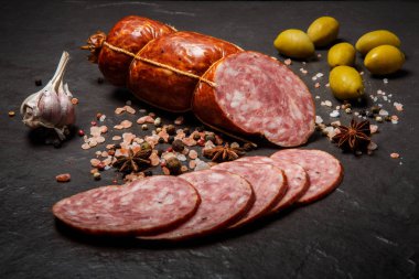 sarımsak ve yeşil zeytin ile salam füme sosis üst görünümü