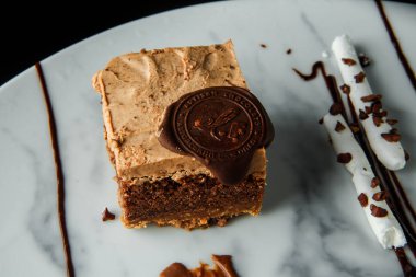 makro görünüm el yapımı çikolata ve kremalı mus tatlısı