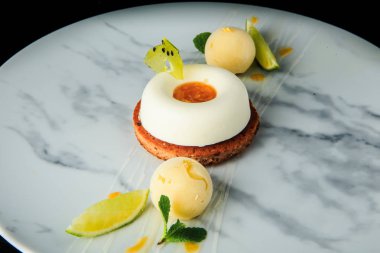 dondurma ve ıhlamur ile closeup beyaz mini mus kek