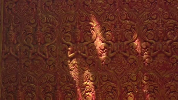 Nahaufnahme Holz Geschnitzte Ornamentale Dekorative Platte Mit Sonnenlicht Flecken Buddhistischen — Stockvideo