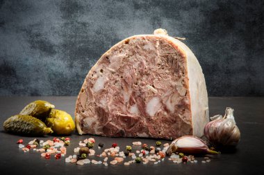 sarımsak ve salatalık turşusu ile closeup et ürünü tuz