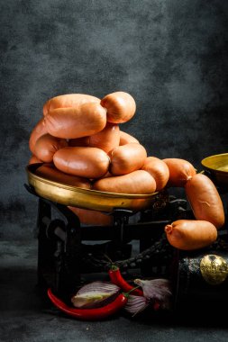 soğan ve biber ile spiral içinde closeup lezzetli kalın wieners
