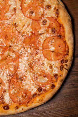 domates dilimleri ile bütün dilimlenmiş pizza üst görünümü closeup