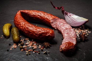 salatalık turşusu ve soğan ile closeup baharatlı kuru sosis