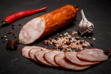 sarımsak ve biber ile lezzetli füme jambon sosis