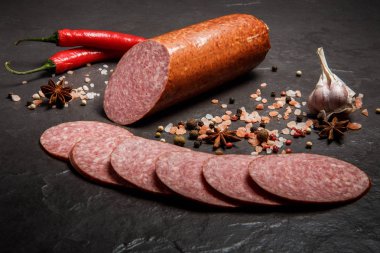 sarımsak ve biber ile füme cervelat pepperoni sosis yarısı