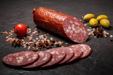 zeytin ve domates ile iştah açıcı kuru füme salam sosis