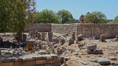 Güneşli bir bahar sabahı Hampi 'deki eski tarihi kalıntılar tesisinde kazı alanı boyunca yakın hareket