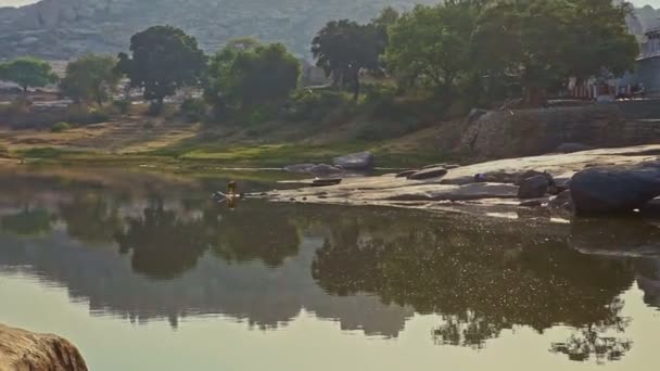 2012年3月2日インド カルナータカ州ハンピ 2012年3月2日早朝 ハンピで大規模な緑の木々が水に反射するパノラマビューの広い静かな川のフラットバンク — ストック動画