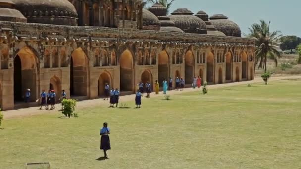 2012年3月2日 インド カルナータカ州ハンピ 2012年3月2日 ハンピの歴史的宮殿複合施設による制服を着たインドの子供たちのテラスからの眺め — ストック動画
