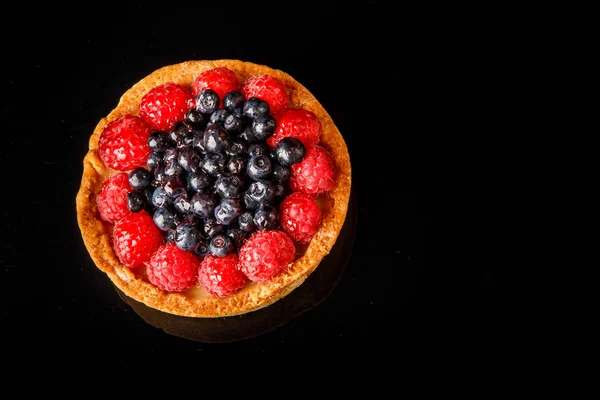 Песочный пирог с заварным кремом и ягодами — стоковое фото