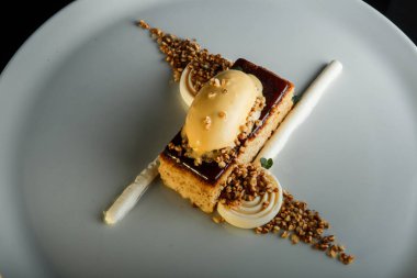 üst görünümü closeup beyaz krema ile süslenmiş pişmiş tatlı