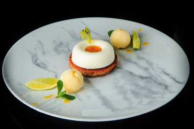 Dondurmalı ve dilimlenmiş limonlu beyaz kremalı kek.