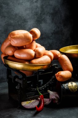 soğan ve biber ile spiral kalın wieners closeup demet